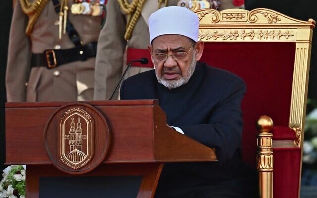 Le Grand Imam de la mosquée Al-Azhar, Cheikh Ahmed Al-Tayeb, prononce un discours lors de la cérémonie de clôture du Forum de Bahreïn pour le dialogue, aux côtés du roi de Bahreïn, Hamad bin Isa Al-Khalifa, et du Pape François au Palais royal de Sakhir, dans la ville éponyme de Bahreïn, le 4 novembre 2022. (Crédit : Marco BERTORELLO / AFP) Le Grand Imam de la mosquée Al-Azhar, Cheikh Ahmed Al-Tayeb, prononce un discours lors de la cérémonie de clôture du Forum de Bahreïn pour le dialogue, aux côtés du roi de Bahreïn, Hamad bin Isa Al-Khalifa, et du Pape François au Palais royal de Sakhir, dans la ville éponyme de Bahreïn, le 4 novembre 2022. (Crédit : Marco BERTORELLO / AFP)