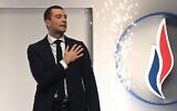 Le leader nouvellement élu du Rassemblement national, Jordan Bardella remercie le public lors du 18e congrès du parti d'extrême droite français à Paris, le 5 novembre 2022. (Crédit : Alain Jocard/AFP)