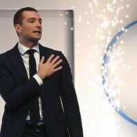 Le leader nouvellement élu du Rassemblement national, Jordan Bardella remercie le public lors du 18e congrès du parti d'extrême droite français à Paris, le 5 novembre 2022. (Crédit : Alain Jocard/AFP)