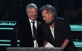 Le chanteur-compositeur américain  John Mellencamp, à droite, remet le prix  Ahmet Ertegun à l'avocat Allen Grubman pendant la 37è cérémonie annuelle d'introduction au Roll Hall of Fame qui était organisée au Microsoft Theatre à Los Angeles, en Californie, le 5 novembre 2022. (Crédit : VALERIE MACON / AFP)