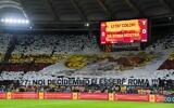 Les supporters de l'AS Rome déploient un tifo géant avant le match de football de Serie A italienne entre l'AS Rome et la Lazio, le 6 novembre 2022 au stade olympique de Rome. (Crédit : Tiziana FABI / AFP)