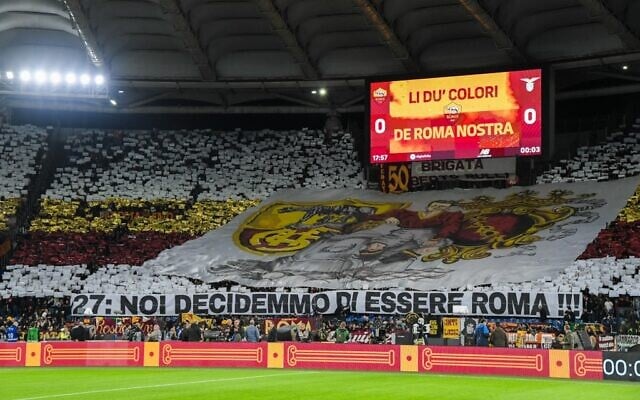 Les supporters de l'AS Rome déploient un tifo géant avant le match de football de Serie A italienne entre l'AS Rome et la Lazio, le 6 novembre 2022 au stade olympique de Rome. (Crédit : Tiziana FABI / AFP) Les supporters de l'AS Rome déploient un tifo géant avant le match de football de Serie A italienne entre l'AS Rome et la Lazio, le 6 novembre 2022 au stade olympique de Rome. (Crédit : Tiziana FABI / AFP)