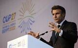 Le président français Emmanuel Macron donne une conférence de presse dans le cadre de la conférence sur le climat COP27 au Centre international de convention de Sharm el-Sheikh, le 7 novembre 2022. (Crédit : Ludovic MARIN / AFP)