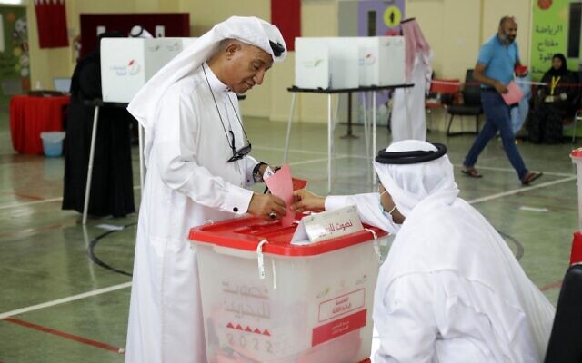 Un Bahreïni dépose son bulletin de vote dans un bureau de vote de la ville de Jidhafs, à environ 3 km à l'ouest de la capitale Manama, lors des élections législatives, le 12 novembre 2022. (Crédit : AFP) Un Bahreïni dépose son bulletin de vote dans un bureau de vote de la ville de Jidhafs, à environ 3 km à l'ouest de la capitale Manama, lors des élections législatives, le 12 novembre 2022. (Crédit : AFP)