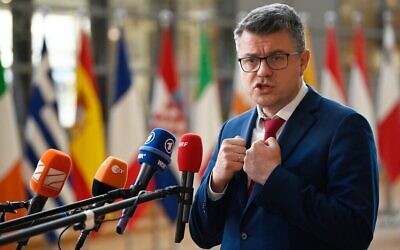 Le ministre estonien des Affaires étrangères Urmas Reinsalu s'adressant à la presse lors d'une réunion du Conseil des Affaires étrangères au siège, de l'UE à Bruxelles, le 14 novembre 2022. (Crédit : John Thys/AFP)