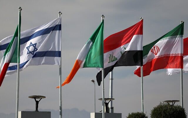 Des drapeaux flottent au vent à l'extérieur du Centre international de convention de Sharm el-Sheikh, pendant la conférence sur le climat COP27, le 14 novembre 2022. (Crédit : AHMAD GHARABLI / AFP) Des drapeaux flottent au vent à l'extérieur du Centre international de convention de Sharm el-Sheikh, pendant la conférence sur le climat COP27, le 14 novembre 2022. (Crédit : AHMAD GHARABLI / AFP)