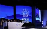 Le ministre égyptien des Affaires étrangères, Sameh Shukri, dirige la session de clôture de la conférence sur le climat COP27, au Centre international de convention de Sharm el-Sheikh, le 20 novembre 2022. (Crédit : JOSEPH EID / AFP)
