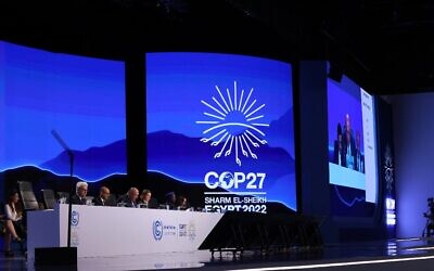 Le ministre égyptien des Affaires étrangères, Sameh Shukri, dirige la session de clôture de la conférence sur le climat COP27, au Centre international de convention de Sharm el-Sheikh, le 20 novembre 2022. (Crédit : JOSEPH EID / AFP) Le ministre égyptien des Affaires étrangères, Sameh Shukri, dirige la session de clôture de la conférence sur le climat COP27, au Centre international de convention de Sharm el-Sheikh, le 20 novembre 2022. (Crédit : JOSEPH EID / AFP)
