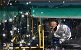 Un expert médico-légal israélien sur les lieux d'une attaque à la bombe à Jérusalem à un arrêt de bus le 23 novembre 2022. (Crédit : Menahem KAHANA / AFP)