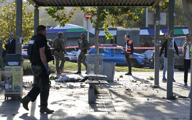 Les forces de sécurité israéliennes sur les lieux d'une explosion à un arrêt de bus à Jérusalem, le 23 novembre 2022. (Crédit : Menahem KAHANA / AFP)