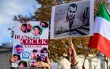 Les gens brandissant des portraits du rappeur iranien Toomaj Salehi (à droite), qui a été arrêté en Iran, et des portraits d'enfants (à gauche), qui ont été tués lors des manifestations en Iran, lors d'un rassemblement de soutien aux femmes iraniennes, à Istanbul, le 26 novembre 2022. (Crédit : Yasin Akgul/AFP)