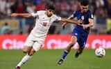 Le milieu de terrain iranien Mehdi Torabi, à gauche, tente de prendre le ballon au défenseur américain Antonee Robinson pendant un match de football entre l'Iran et les États-Unis du Groupe B pendant la Coupe du monde de la FIFA  au stade Al-Thumama de Doha, au Qatar, le 29 novembre 2022. (Crédit : Fabrice COFFRINI / AFP)