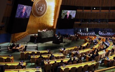 Le dirigeant de l'Autorité palestinienne, Mahmoud Abbas, brandissant un graphique à la 77e session de l'Assemblée générale des Nations unies, au siège de l'ONU à New York, le 23 septembre 2022. (Crédit : Spencer Platt/Getty Images/AFP)