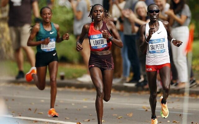 La Kenyane, Sharon Lokedi, et l’Israélienne Lonah Chemtal Salpeter, participant au marathon féminin de New York City, à New York, le 6 novembre 2022. (Crédit : Sarah Stier/Getty Images/AFP) La Kenyane, Sharon Lokedi, et l’Israélienne Lonah Chemtal Salpeter, participant au marathon féminin de New York City, à New York, le 6 novembre 2022. (Crédit : Sarah Stier/Getty Images/AFP)