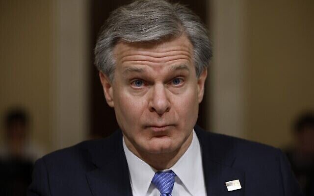 Le directeur du Federal Bureau of Investigation, Christopher Wray, s’apprête à témoigner devant le Comité de sécurité intérieure de la Chambre des Représentants, dans les bureaux de Cannon House, au Capitole, le 15 novembre 2022 à Washington (Crédit : Chip Somodevilla / Getty Images via l’AFP)