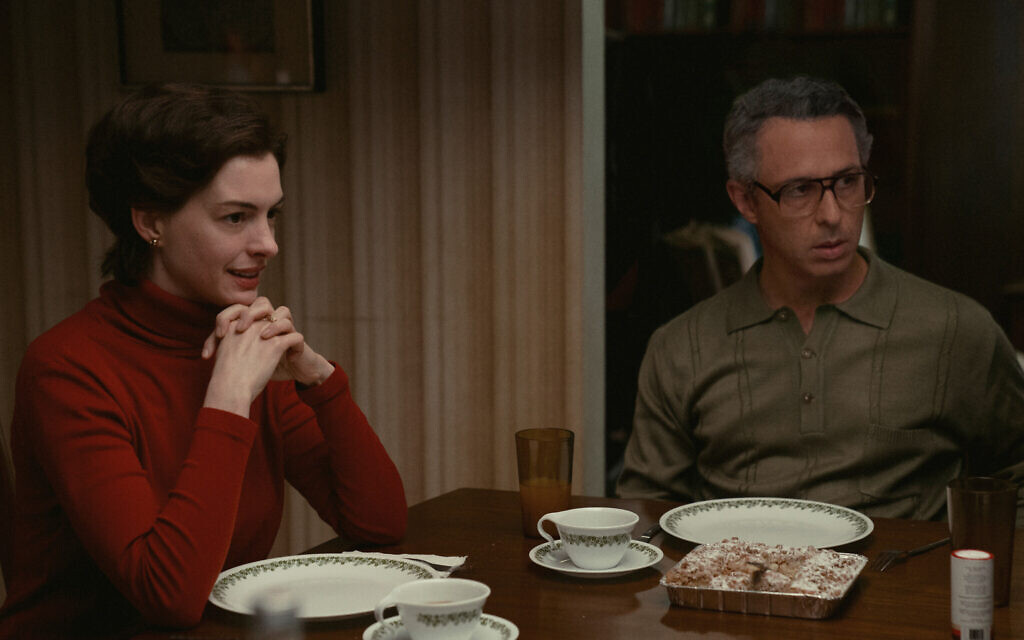 De gauche à droite : Anne Hathaway joue le rôle d’Esther Graff et Jeremy Strong le rôle d’Irving Graff dans « Armageddon Time » du réalisateur James Gray. (Avec l’aimable autorisation d’Anne Joyce/Focus Features)