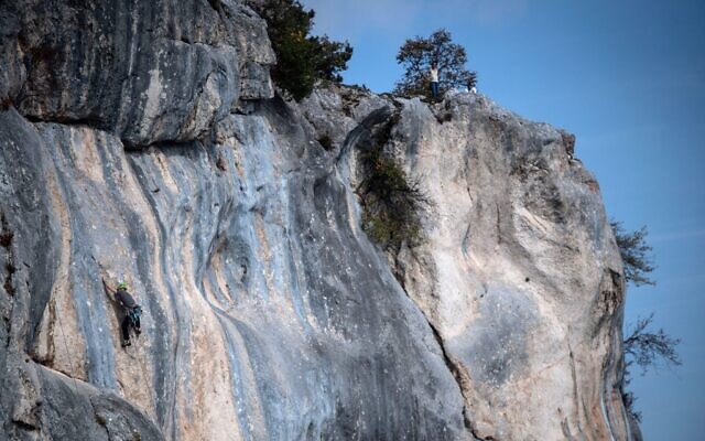 L'alpiniste et activiste Daniel Kufner escalade un itinéraire nommé "Forteresse Europe" dans le parc naturel de Hohe Wand, près de Wiener Neustadt en Basse-Autriche, le 8 octobre 2022. (Crédit : VLADIMIR SIMICEK / AFP) L'alpiniste et activiste Daniel Kufner escalade un itinéraire nommé "Forteresse Europe" dans le parc naturel de Hohe Wand, près de Wiener Neustadt en Basse-Autriche, le 8 octobre 2022. (Crédit : VLADIMIR SIMICEK / AFP)