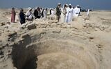 Cheikh Majid bin Saud Al Mualla, président du département du tourisme et de l'archéologie d'Umm Al Quwain, à l’avant à droite, avec Noura Al Kaabi, ministre de la Culture et de la Jeunesse des Émirats arabes unis, lors d'une visite à l'ancien monastère chrétien sur l'île de Siniyah à Umm al-Quwain, aux Émirats arabes unis, le 3 novembre 2022. (Crédit : AP Photo/Kamran Jebreili)