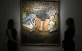 Des employés de Christie’s face à un portrait de famille de 1992 par Lucian Freud, dans les salles de vente aux enchères à Londres, le 28 avril 2016. (Crédit : AP Photo/Kirsty Wigglesworth/Fichier)
