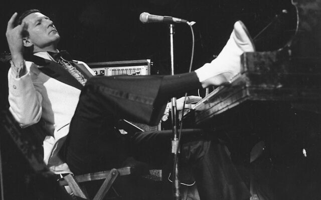 Jerry Lee Lewis lors de la cinquième édition annuelle du Rock 'n' Roll Revival au Madison Square Garden de New York, le 14 mars 1975. (Crédit : AP Photo/Rene Perez, File) Jerry Lee Lewis lors de la cinquième édition annuelle du Rock 'n' Roll Revival au Madison Square Garden de New York, le 14 mars 1975. (Crédit : AP Photo/Rene Perez, File)