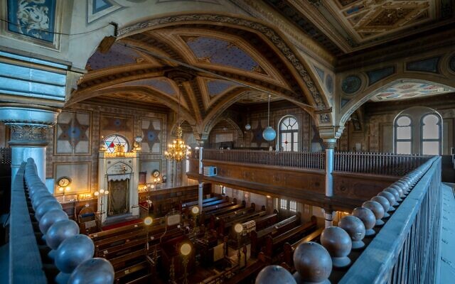 La synagogue Iosefin à Timișoara, en Roumanie, sur un nouveau site Web qui ouvre les portes des synagogues historiques de la région du Banat, en Roumanie. (Crédit : Sebastian Puraci/Asociația Pantograf, via la JTA)