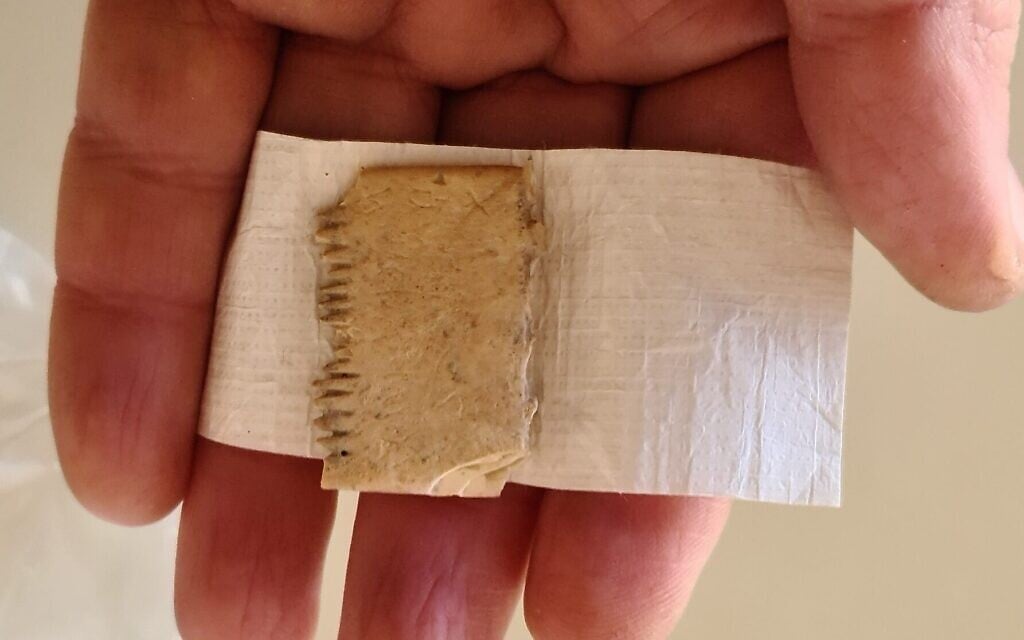 Une inscription du 17e siècle avant J.-C. en écriture cananéenne précoce provenant de Lachish, incisée sur un peigne à poux en ivoire. (Crédit : Daniel Vanstub)