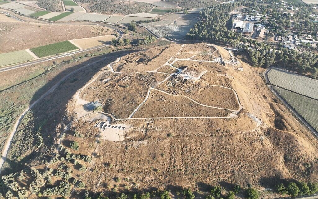 Vue aérienne de Tel Lachish (Crédit : Emil Aladjem)