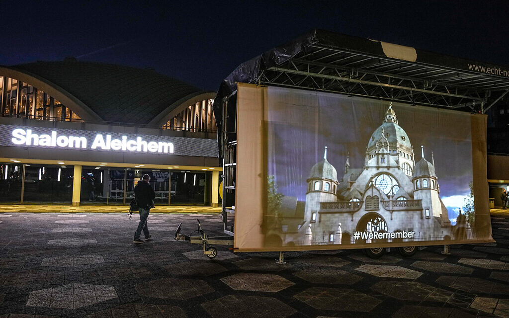 Une projection de l'ancienne synagogue est vue à son emplacement historique à Dortmund, en Allemagne, le 9 novembre 2021, pour marquer le 83e anniversaire du pogrom anti-juif de la Nuit de cristal. (Crédit : Martin Meissner/AP) Une projection de l'ancienne synagogue est vue à son emplacement historique à Dortmund, en Allemagne, le 9 novembre 2021, pour marquer le 83e anniversaire du pogrom anti-juif de la Nuit de cristal. (Crédit : Martin Meissner/AP)