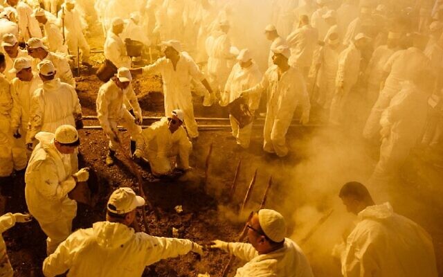 Hommes samaritains aux fosses de cuisson des agneaux de Pessah sur le mont Gerizim, territoires palestiniens, avril 2016. (Crédit : Yadid Levy)