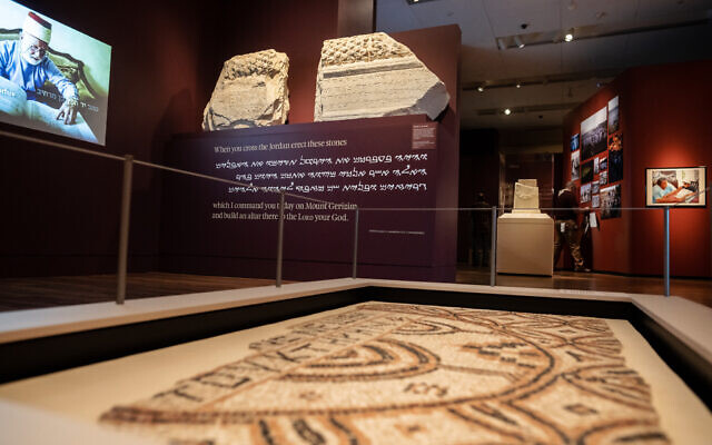 Section de l'exposition 'Les Samaritains : Un peuple biblique " au Musée de la Bible à Washington, DC, présentant la mosaïque du sol de la synagogue de Sha'alavim (5ème siècle), et l'inscription sur le linteau des dix commandements de Beit Al-Ma (4ème-7ème siècle). (Crédit: Autorisation du Musée de la Bible)