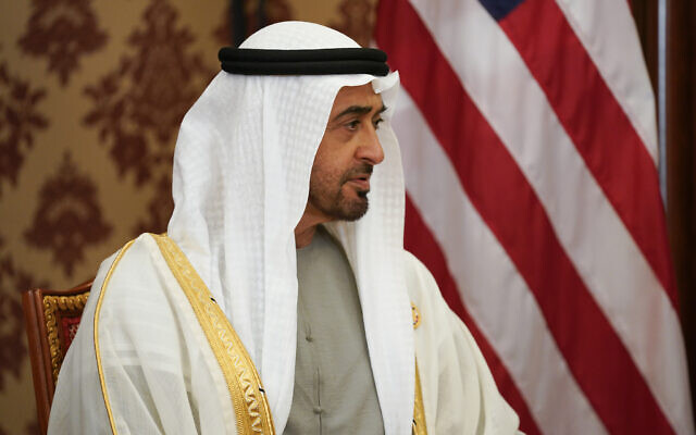 Le prince héritier d'Abou Dhabi, Mohammed ben Zayed al-Nahyan, assis lors d'une réunion avec le président américain Joe Biden (non visible) à Djeddah, en Arabie saoudite, le 16 juillet 2022. (Crédit : Evan Vucci/AP)