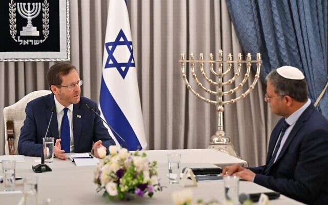 Le leader d'Otzma Yehudit Itamar Ben Gvir (R) rencontre le président Issac Herzog à Jérusalem le 10 novembre 2022 (Crédit : Kobi Gideon/GPO) Le leader d'Otzma Yehudit Itamar Ben Gvir (R) rencontre le président Issac Herzog à Jérusalem le 10 novembre 2022 (Crédit : Kobi Gideon/GPO)