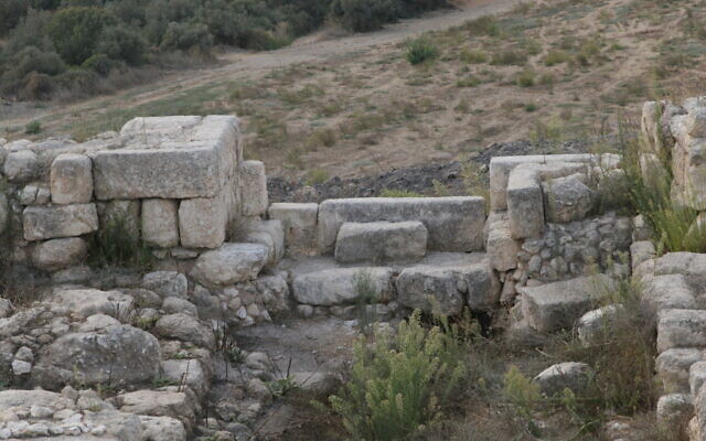 Vestiges d'une porte datant de l'époque du roi Salomon à Tel Gezer. (Crédit : Shmuel Bar-Am)