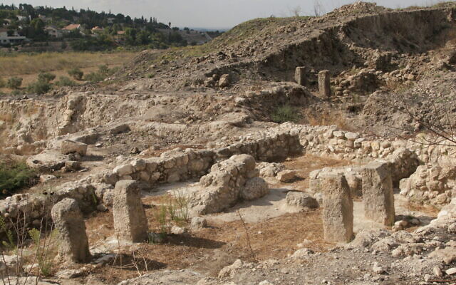 Vestiges d'une ville israélite datant de l'époque du roi Salomon à Tel Gezer. (Crédit : Shmuel Bar-Am)