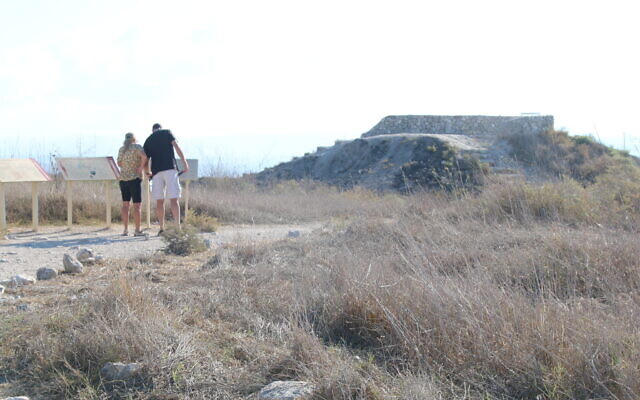 L'entrée et la vue du point d'observation du parc national de Tel Gezer. (Crédit : Shmuel Bar-Am)