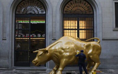 Un ouvrier nettoie un signe de protestation sur le Golden Bull, une réplique du Charging Bull de Wall Street, à l'extérieur de la Bourse brésilienne B3 à Sao Paulo, au Brésil, mercredi 17 novembre 2021. (Crédit : Andre Penner/AP) Un ouvrier nettoie un signe de protestation sur le Golden Bull, une réplique du Charging Bull de Wall Street, à l'extérieur de la Bourse brésilienne B3 à Sao Paulo, au Brésil, mercredi 17 novembre 2021. (Crédit : Andre Penner/AP)