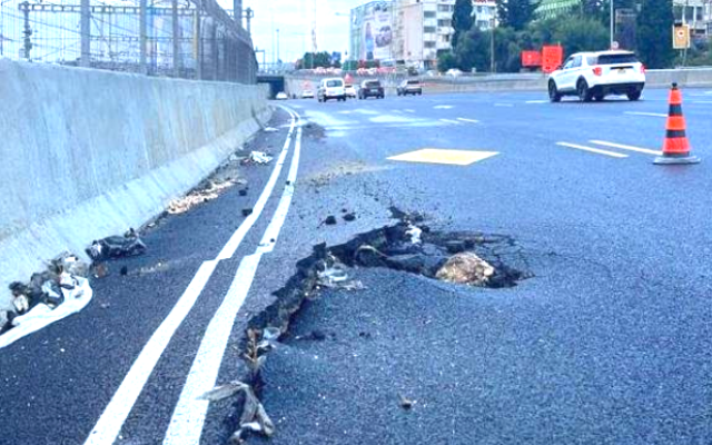 Une doline est visible sur l'autoroute Ayalon à Tel Aviv, le 25 novembre 2022. (Crédit : Police israélienne)