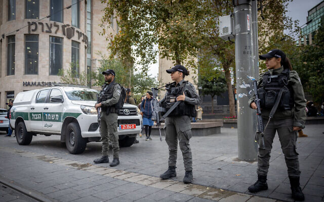 La police monte la garde à Jérusalem, le 25 novembre 2022 (Crédit : Yonatan Sindel/Flash90)