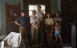 De gauche à droite : Sammy Fabelman (Gabriel LaBelle), Mitzi Fabelman (Michelle Williams), Burt Fabelman (Paul Dano), Natalie Fabelman (Keeley Karsten), Reggie Fabelman (Julia Butters) et Lisa Fabelman (Sophia Kopera) dans "Les Fabelmans", coécrit, produit et réalisé par Steven Spielberg. (Crédit : Autorisation/Universal Pictures)