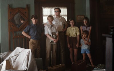 De gauche à droite : Sammy Fabelman (Gabriel LaBelle), Mitzi Fabelman (Michelle Williams), Burt Fabelman (Paul Dano), Natalie Fabelman (Keeley Karsten), Reggie Fabelman (Julia Butters) et Lisa Fabelman (Sophia Kopera) dans "Les Fabelmans", coécrit, produit et réalisé par Steven Spielberg. (Crédit : Autorisation/Universal Pictures)