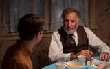 De gauche à droite : Sammy Fabelman (Gabriel LaBelle) et Oncle Boris (Judd Hirsch) dans 'The Fabelmans', co-écrit, produit et réalisé par Steven Spielberg. (Crédit : Autorisation/Universal Pictures)