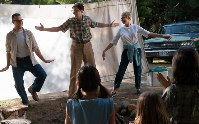 De l'arrière-plan au premier plan, de gauche à droite : Bennie Loewy (Seth Rogen), Burt Fabelman (Paul Dano), Mitzi Fabelman (Michelle Williams), Natalie Fabelman (Keeley Karsten, dos à la caméra), Lisa Fabelman (Sophia Kopera, dos à la caméra) et Reggie Fabelman (Julia Butters, dos à la caméra) dans "Les Fabelmans", coécrit, produit et réalisé par Steven Spielberg. (Crédit : Autorisation/Universal Pictures)