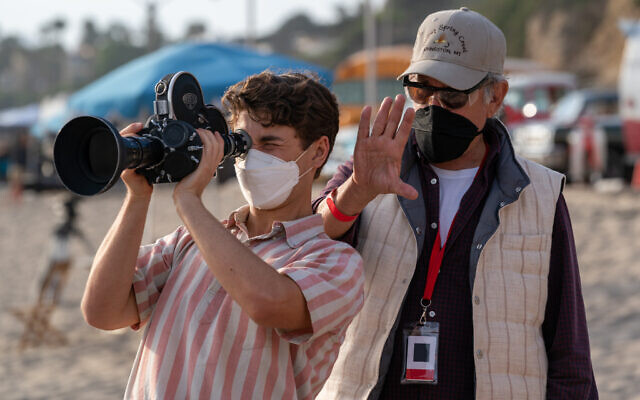 Gabriel LaBelle, à gauche, qui joue le rôle de Sammy Fabelman, et le co-scénariste/producteur/réalisateur Steven Spielberg sur le plateau de tournage de "Les Fabelmans". (Crédit : Autorisation/Universal Pictures)