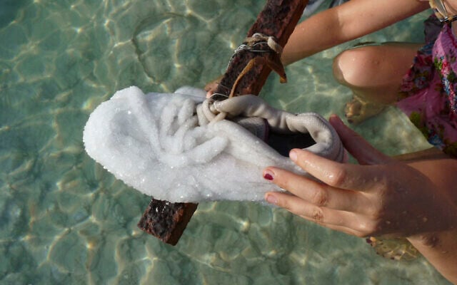 Une chaussure immergée dans la mer Morte par l'artiste Sigalit Landau, présentée au Musée d'Israël dans l'exposition "The Burning Sea"  jusqu'en juin 2023. (Crédit : Yotam From)
