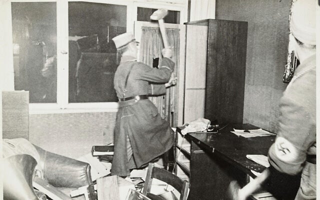 Des nazis saccagent des biens juifs pendant la Nuit de Cristal, probablement dans la ville de Fürth, en Allemagne, le 10 novembre 1938. (Crédit : Yad Vashem via AP)