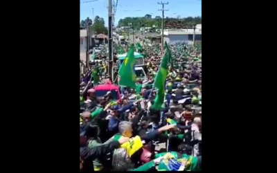 Des partisans du président brésilien sortant Jair Bolsonaro faisant ce qui semble être un salut nazi lors d'un rassemblement le long d'une autoroute dans l'État méridional de Santa Catarina, au Brésil, le 2 novembre 2022. (Capture d'écran Twitter, utilisée conformément à la clause 27a de la loi sur le droit d'auteur)