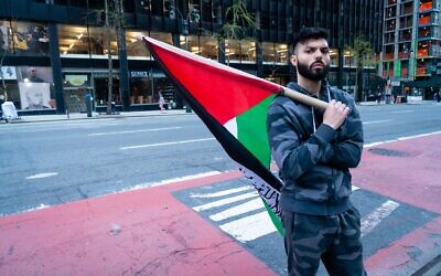 Saadah Masoud, un activiste pro-palestinien, peu avant d'agresser physiquement un Juif dans une rue de New York, le 20 avril 2022. (Crédit : Luke Tress/Times of Israel)