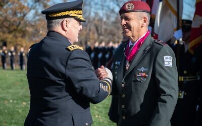 Le commandant américain des chefs d'état-major interarmées Mark Milley, à gauche, remet la Légion du Mérite au chef d'état-major de Tsahal Aviv Kohavi, le 21 novembre 2022. (Crédit : Armée israélienne) Le commandant américain des chefs d'état-major interarmées Mark Milley, à gauche, remet la Légion du Mérite au chef d'état-major de Tsahal Aviv Kohavi, le 21 novembre 2022. (Crédit : Armée israélienne)