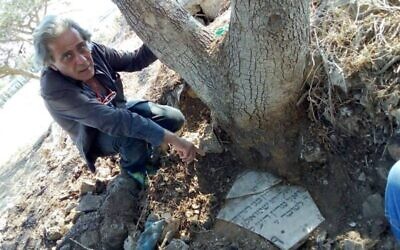 Nagi Zeidan lors de la rénovation du cimetière juif de Saïda, en 2018. (Crédit : Nagi Zeidan / Facebook)
