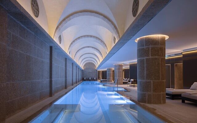 Eau chauffée et lits de repos confortables au spa Guerlain de l’hôtel Waldorf de Jérusalem. (Crédit : Waldorf Astoria) Eau chauffée et lits de repos confortables au spa Guerlain de l’hôtel Waldorf de Jérusalem. (Crédit : Waldorf Astoria)